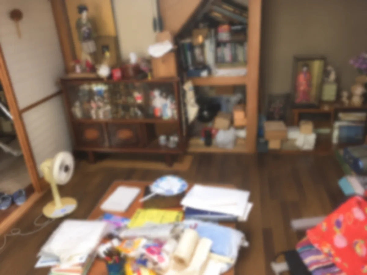 愛知県の実際の解決事例の室内写真。家具や遺品が残るご実家
