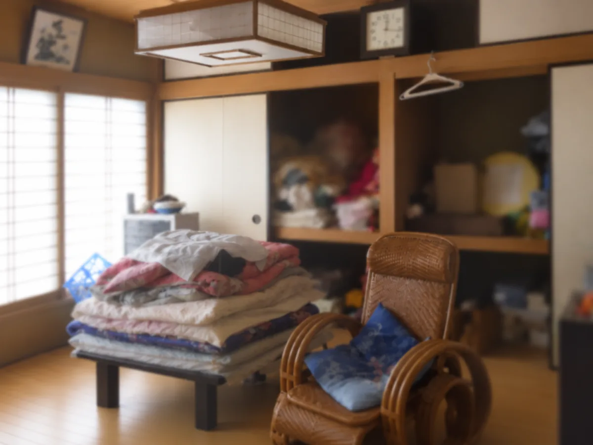 愛知県の実際の解決事例の室内写真。家財や寝具が残るご実家